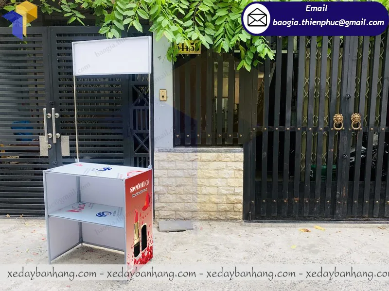 giá quầy sắt bán hàng trong siêu thị