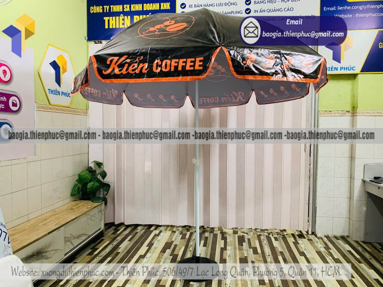 In ô dù tròn quảng cáo che chống nắng quán cafe vừa che vừa quảng bá
