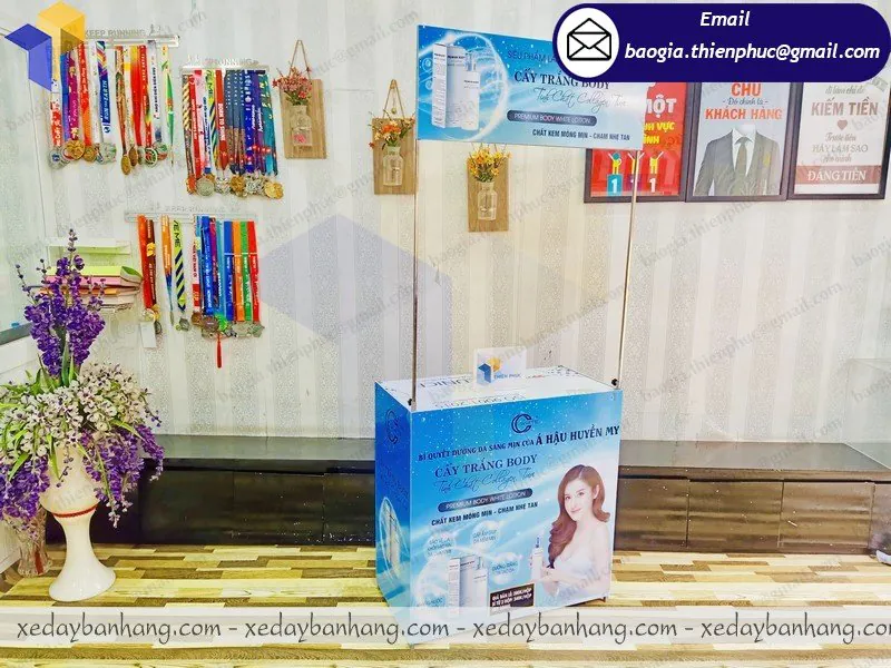 báo giá booth sắt trưng bày mỹ phẩm