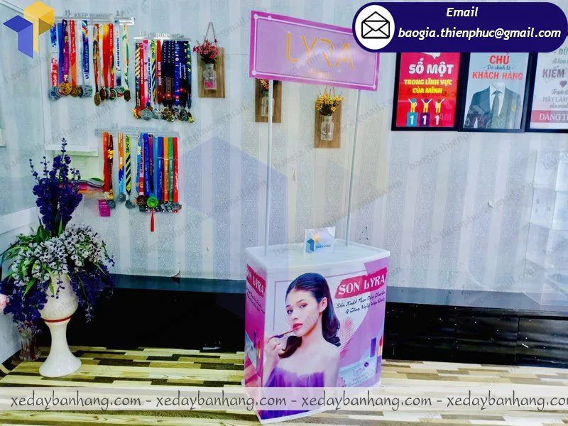 báo giá quầy nhựa giới thiệu mỹ phẩm
