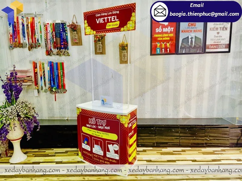 báo giá quầy nhựa quảng cáo di động