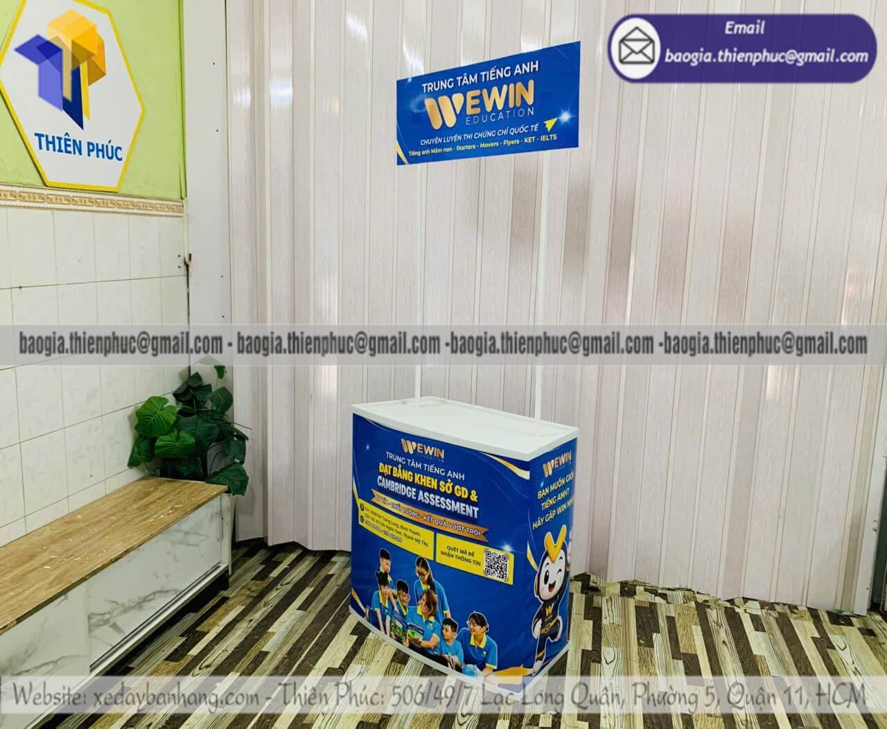 Booth nhựa cho nhân viên PG sampling quảng cáo màu sắc logo nhận diện riêng