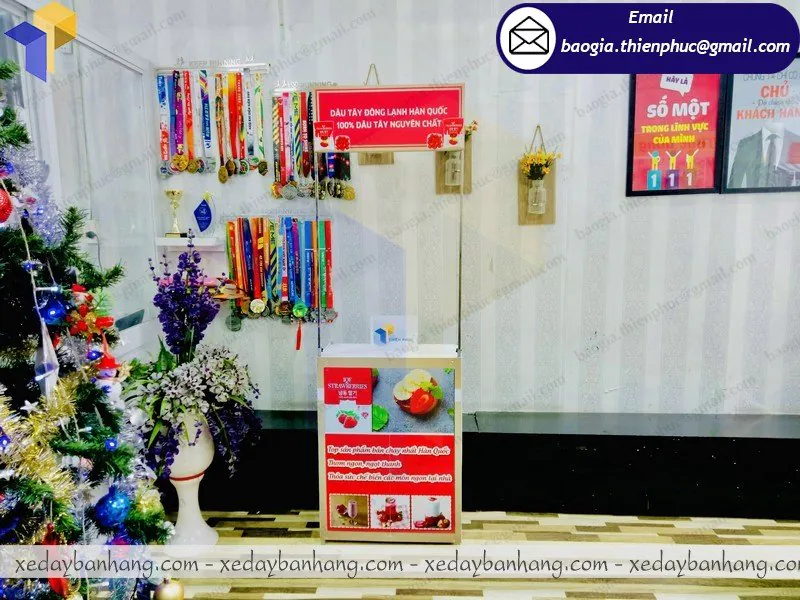 booth sắt bán dâu tây