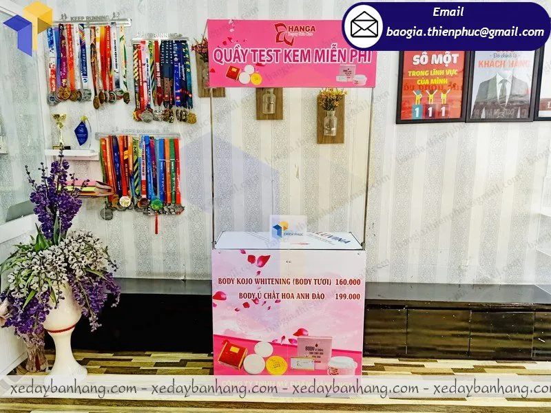 booth sắt bán mỹ phẩm đẹp