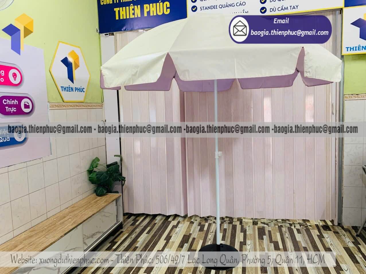Đặt dù bạt che nắng lớn cho quầy bán cafe vỉa hè chống nắng chống mưa bảo vệ