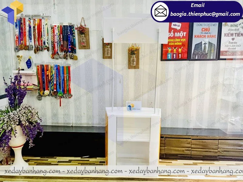 đặt làm booth nhựa sampling bán hàng lưu động