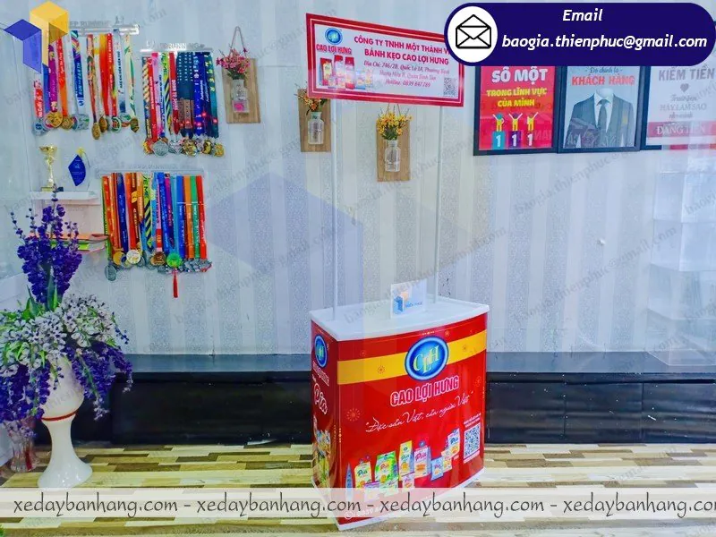 đặt làm booth nhựa sampling lưu động giá rẻ
