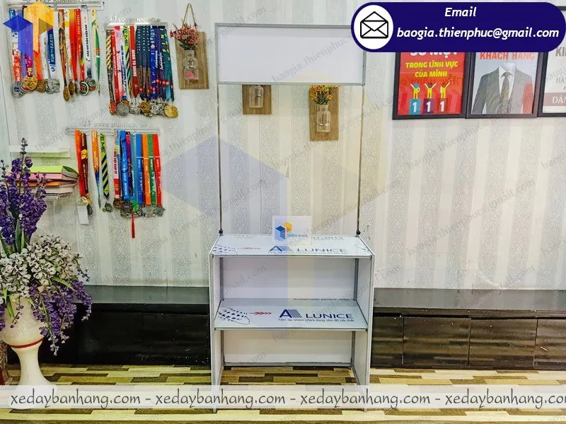 đặt làm booth sắt trưng bày mỹ phẩm