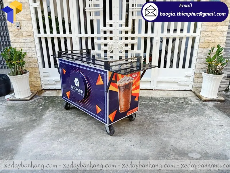 xe sắt không mái bán cà phê lòng đường