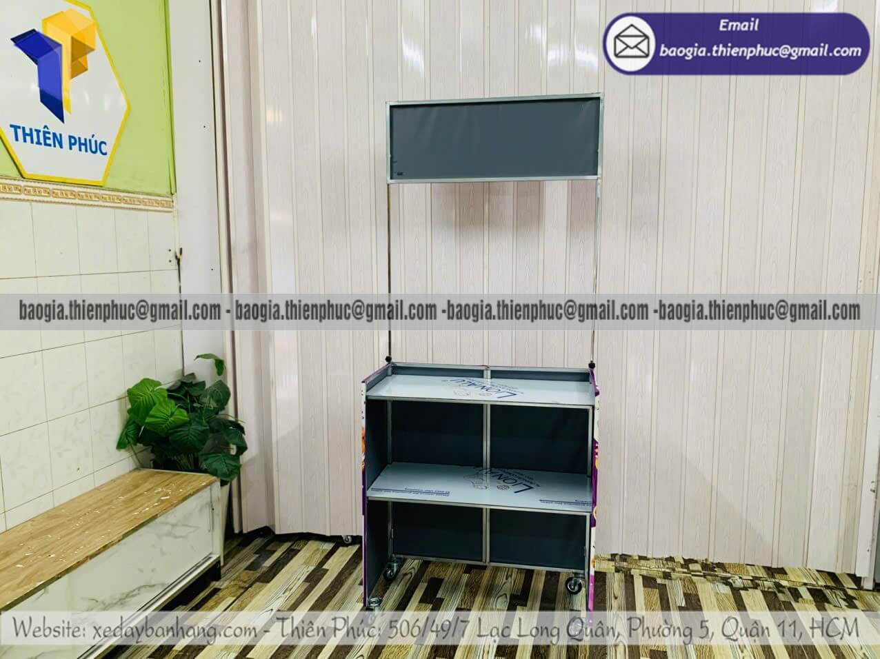 Đặt quầy xếp căng bạt bán bánh khoai mỡ ngoài trời người mới mở quán bán ăn vặt
