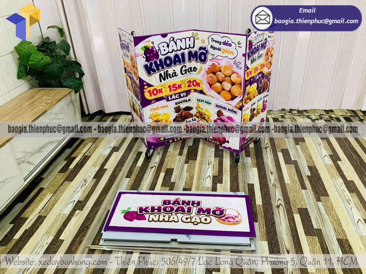 Đặt quầy xếp căng bạt bán bánh khoai mỡ ngoài trời bán tại chợ và sự kiện