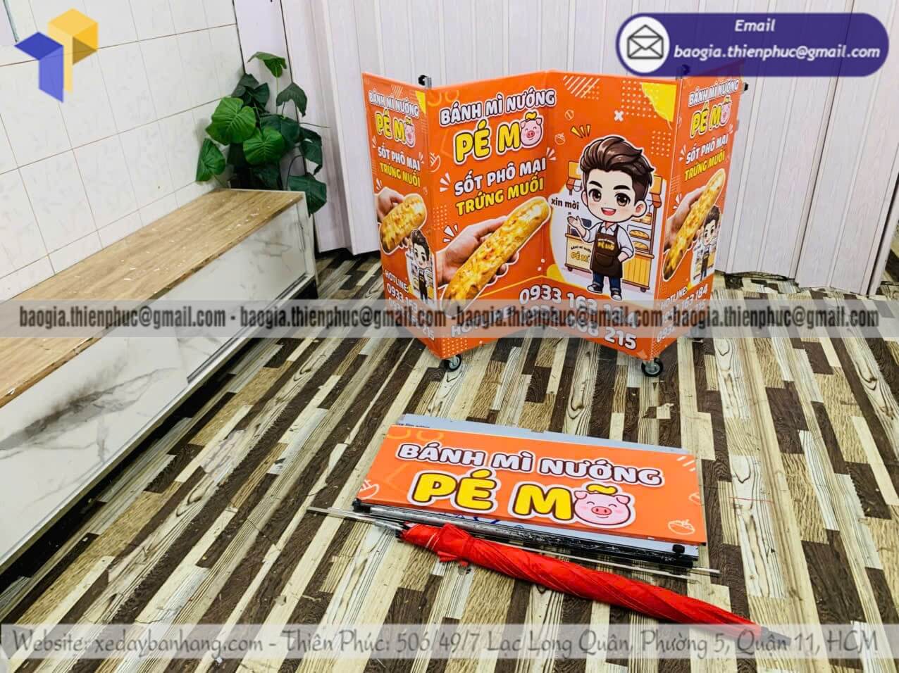 Đặt xe xếp bán bánh mì di động bán rong ngoài trời phục vụ
