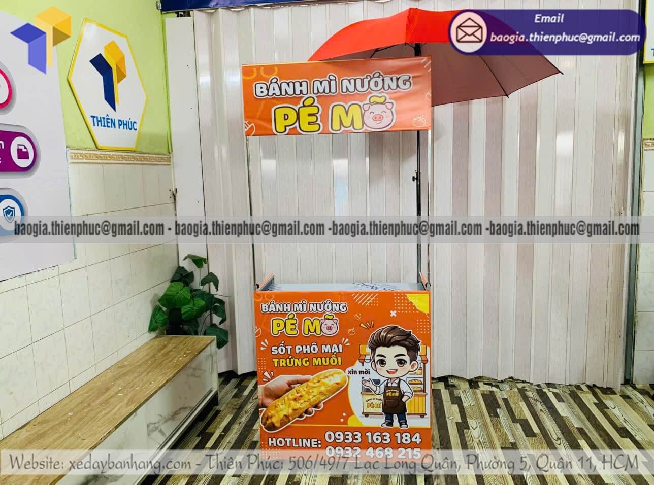 Đặt xe xếp bán bánh mì di động bán rong ngoài trời
