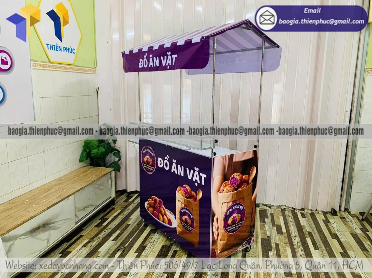 Đặt xe xếp để đồ ăn vặt bán hàng rong có mái che từng món ăn và cách bán