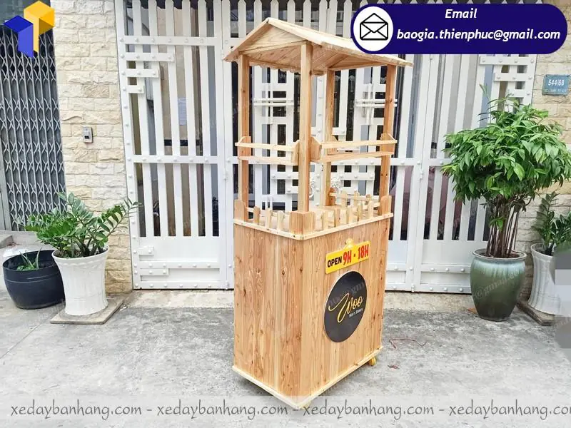 xe gỗ pallet bán hàng vỉa hè