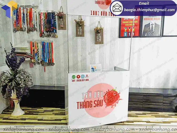 đóng quầy bán trà dâu lưu động