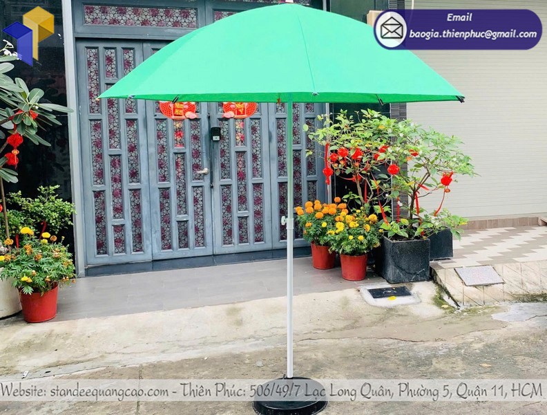 dù lớn che mưa ngoài trời