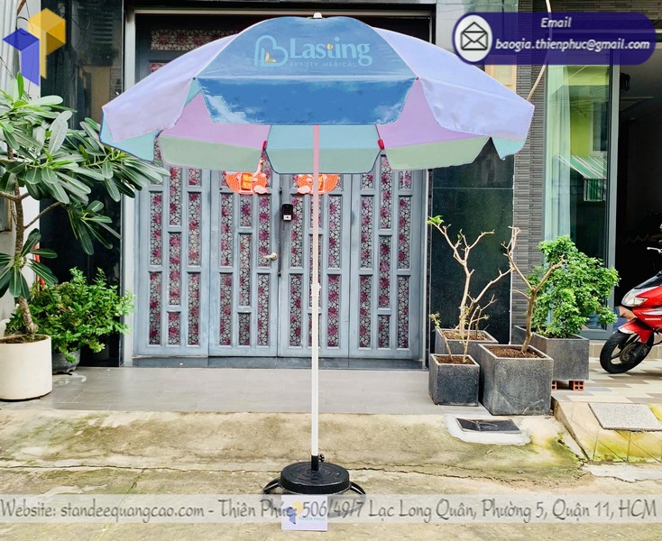 dù che quảng cáo cho showroom in logo
