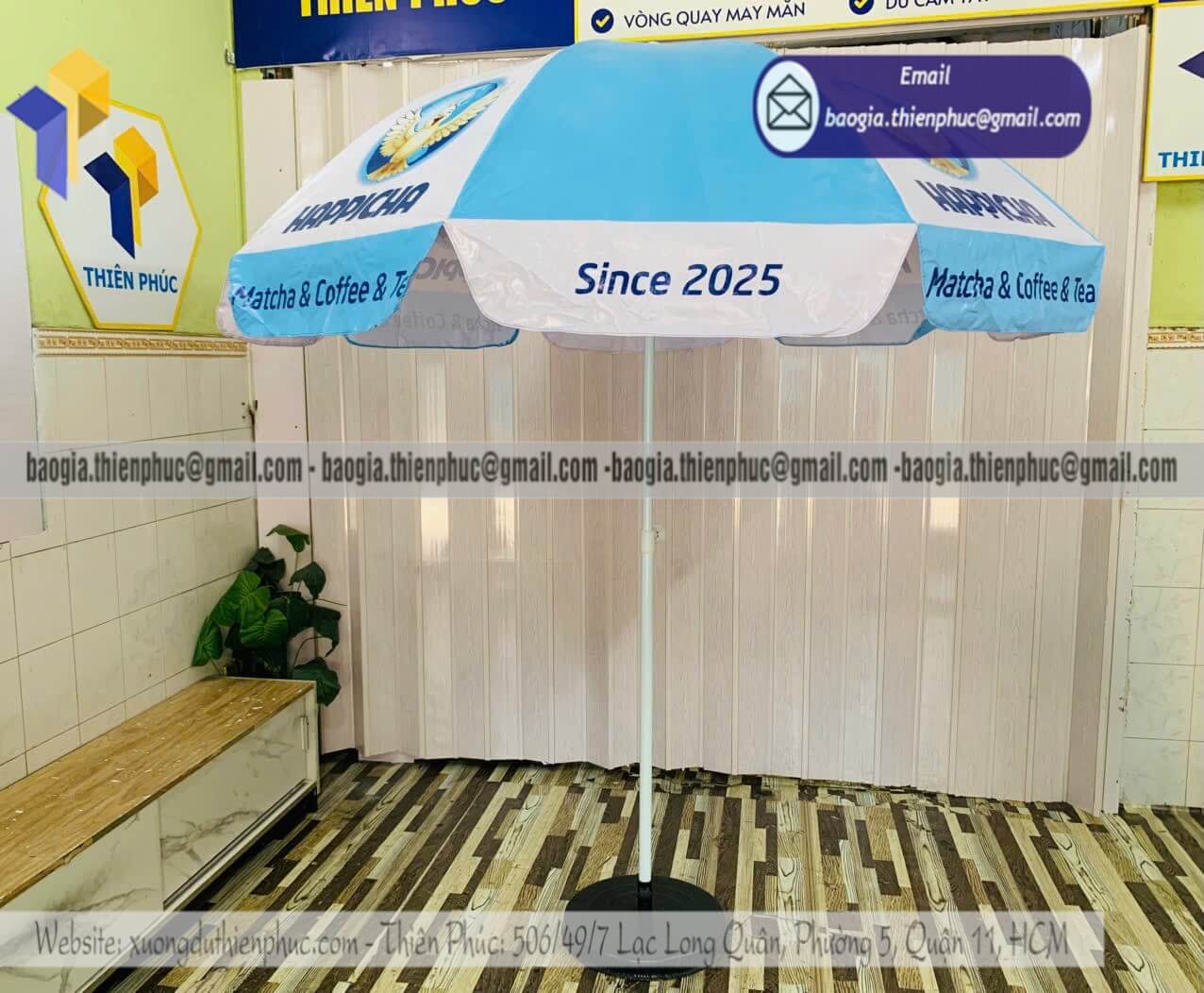 Dù tròn che quán cafe ngoài trời in logo quảng cáo cho quán ăn khu vực ngoài trời