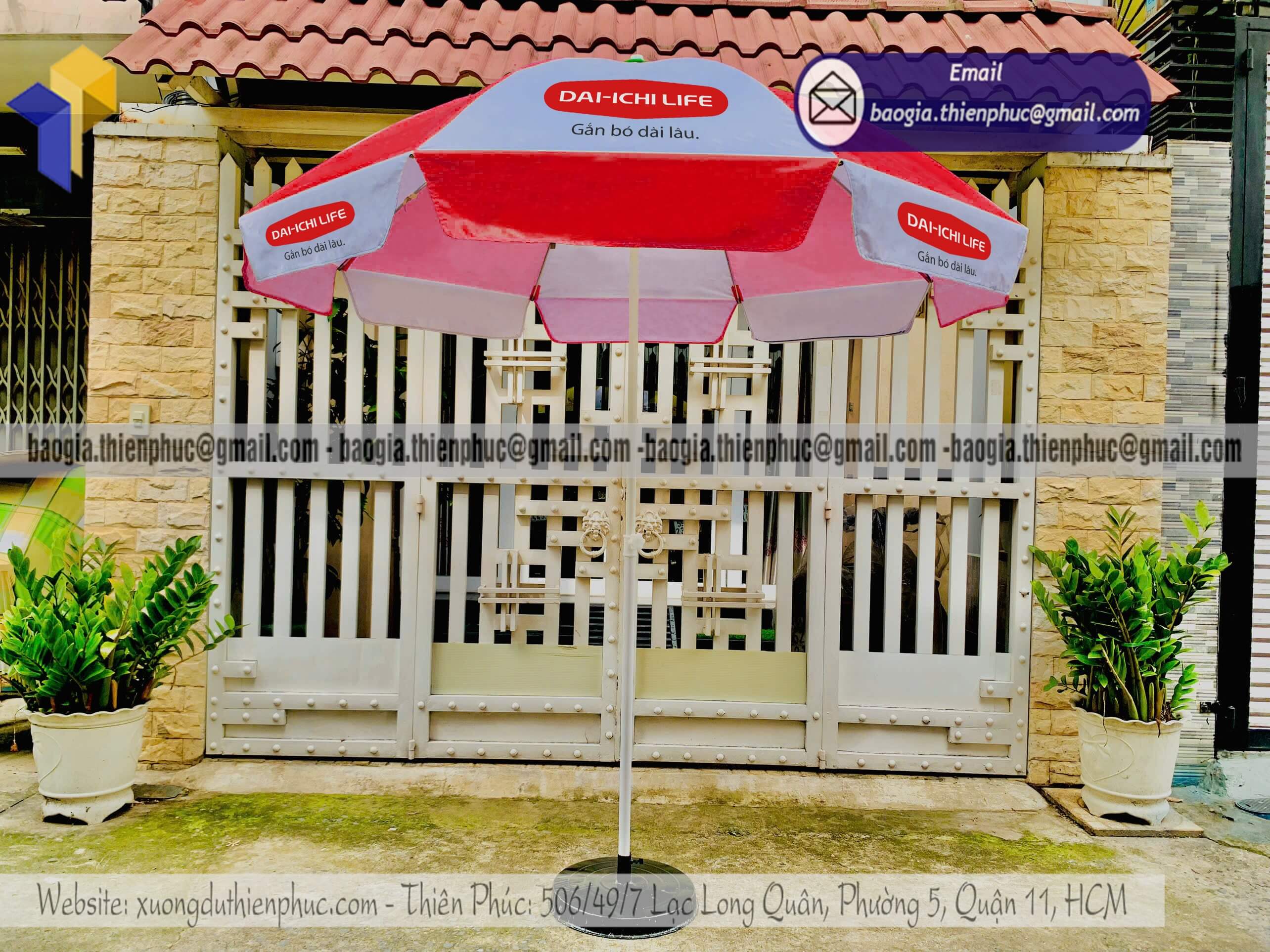 Dù tròn ngoài trời in logo quảng cáo thương hiệu cho quán cafe sân vườn và khu vui chơi