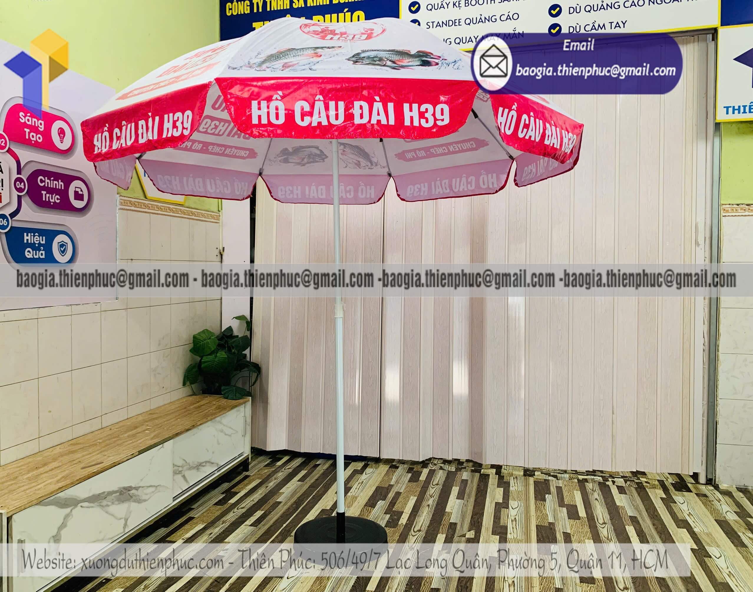 Dù tròn quảng cáo dùng che nắng ngoài trời in logo dành cho quán cafe sân vườn, resort, khách sạn
