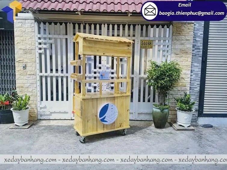 hình ảnh xe đẩy bán cơm cuộn