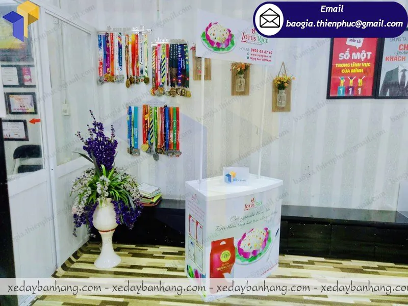 mẫu booth nhựa phát gạo từ thiện đẹp