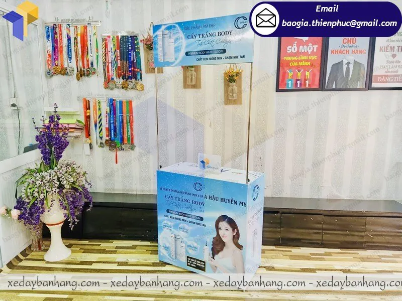 mua booth sắt trưng bày mỹ phẩm ở đâu
