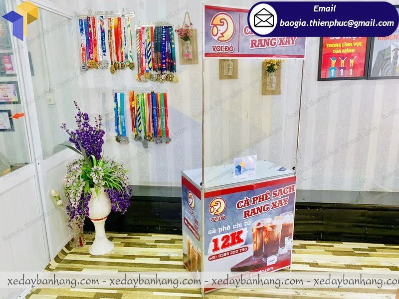 mua quầy sampling sắt căng bạt ở đâu