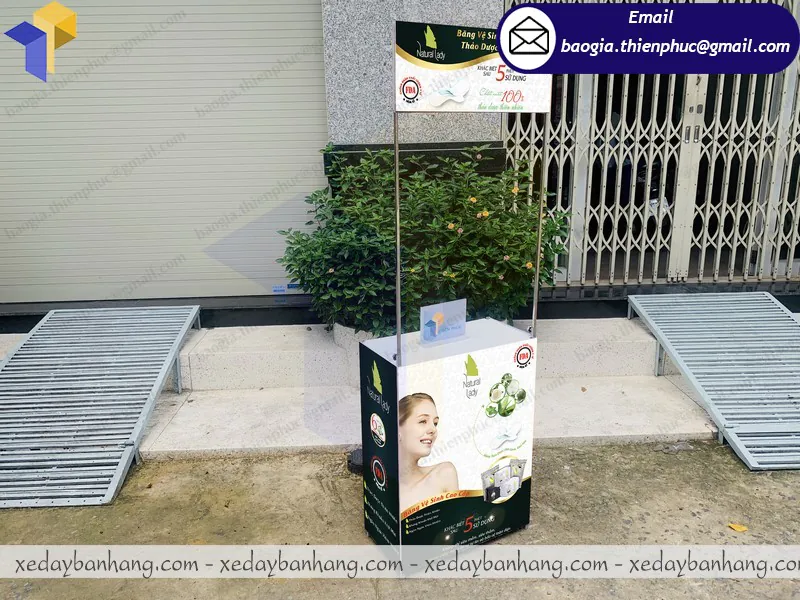 nơi bán kệ sắt trưng bày ở hội chợ