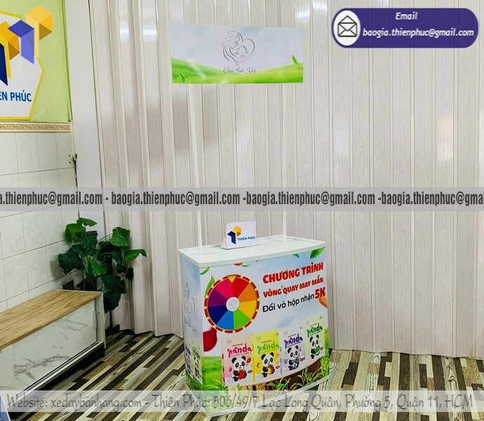 Quầy nhựa PG đứng bán hàng di động sự kiện dễ dàng di chuyển phục vụ