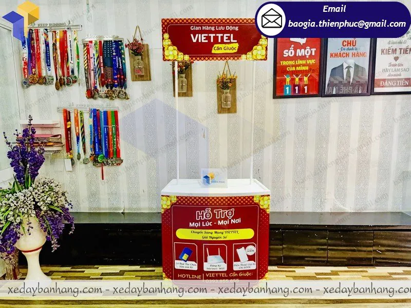 quầy nhựa quảng cáo di động giá bao nhiêu