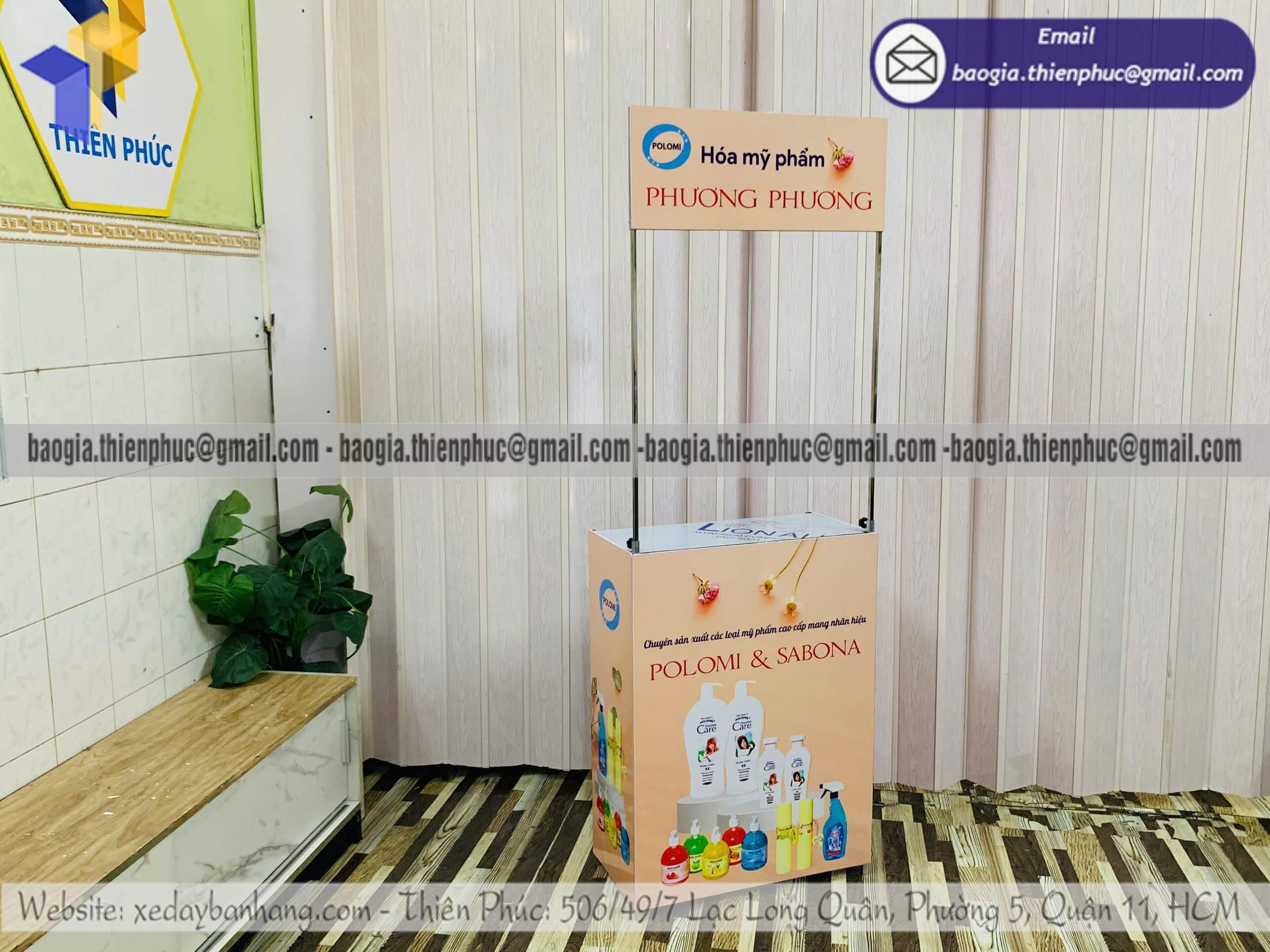 Quầy sampling bằng sắt cho PG đứng tiếp thị gia công số lượng lớn decal