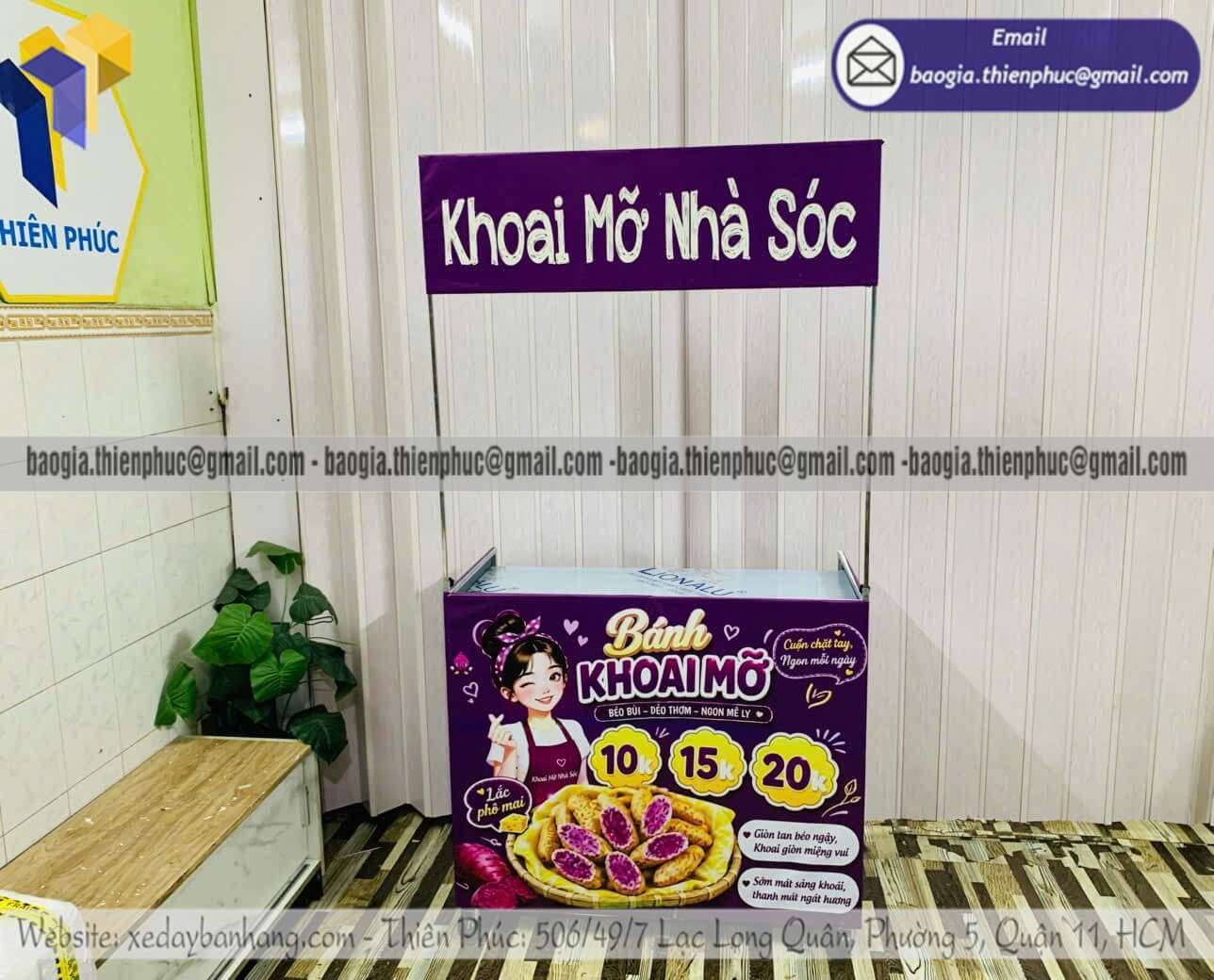 Quầy xếp bán bánh khoai mỡ vỉa hè theo yêu cầu