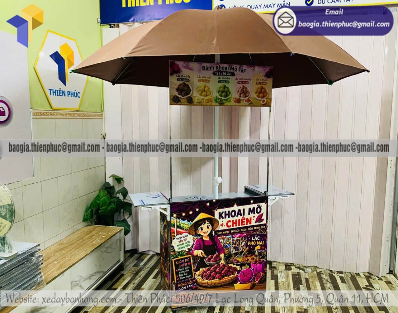 Quầy xếp gọn bán bánh khoai mỡ có thêm dù che cho sinh viên khởi nghiệp đồ ăn vặt