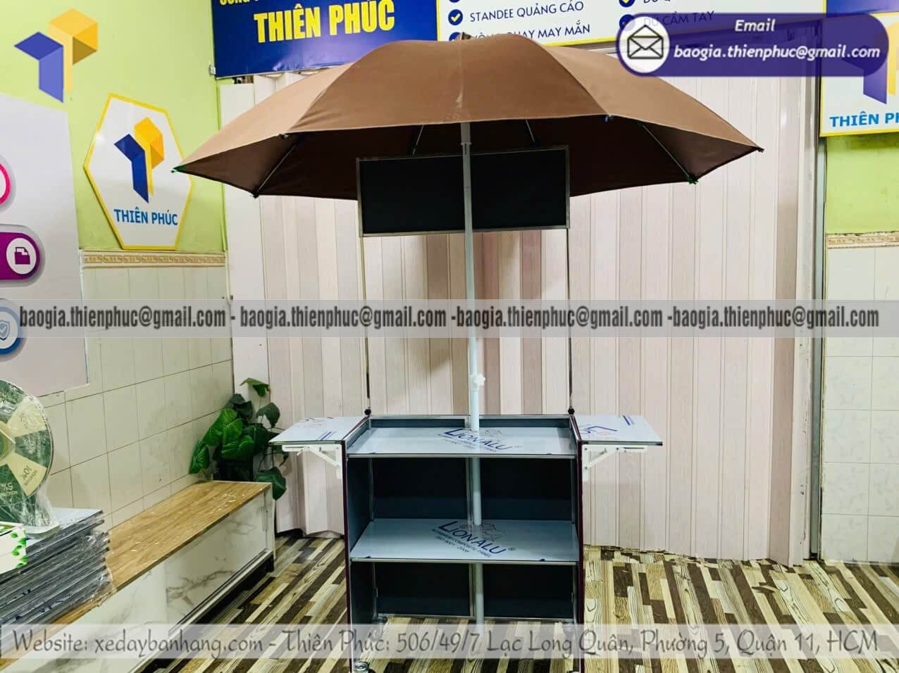 Quầy xếp gọn bán bánh khoai mỡ có thêm dù che bán tại chợ