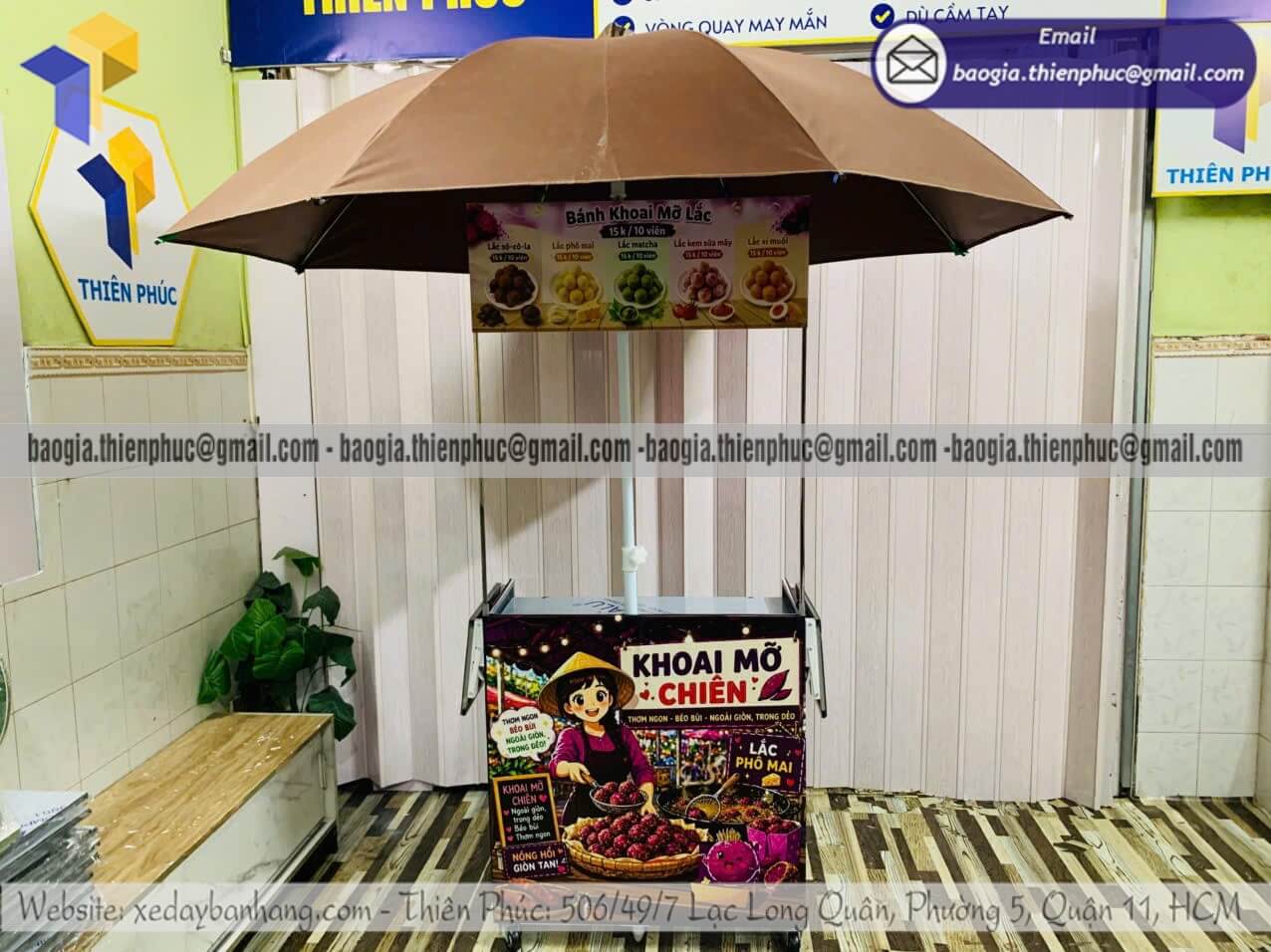 Quầy xếp gọn bán bánh khoai mỡ có thêm dù che