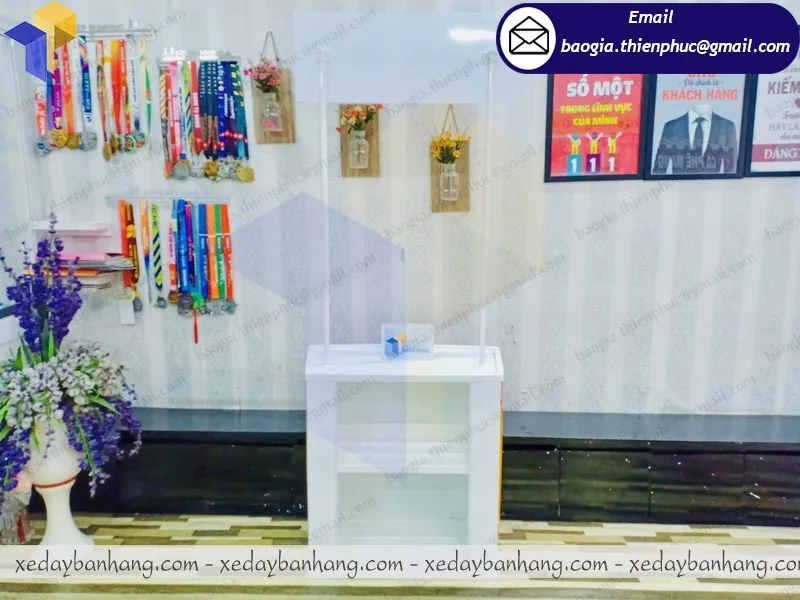 thiết kế bàn nhựa tiếp thị sản phẩm