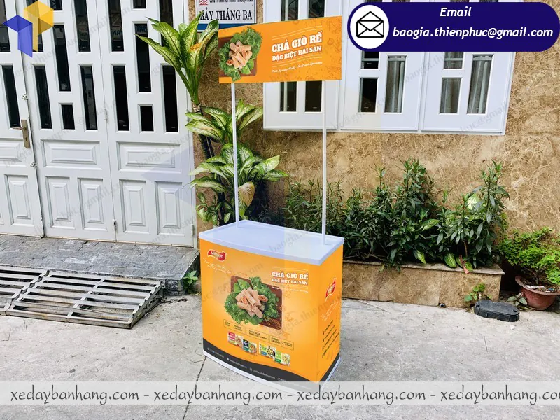 thiết kế booth nhựa bán chả giò theo yêu cầu