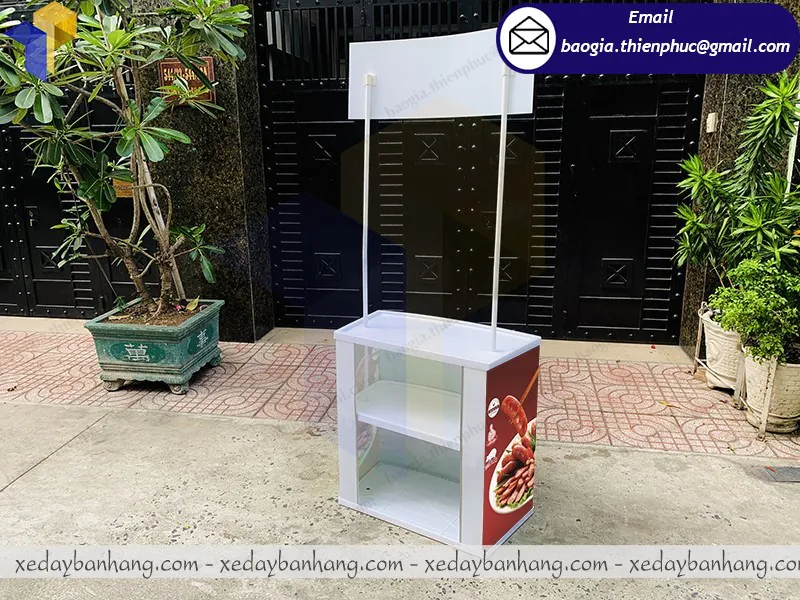 thiết kế booth nhựa bán lạp xưởng theo yêu cầu