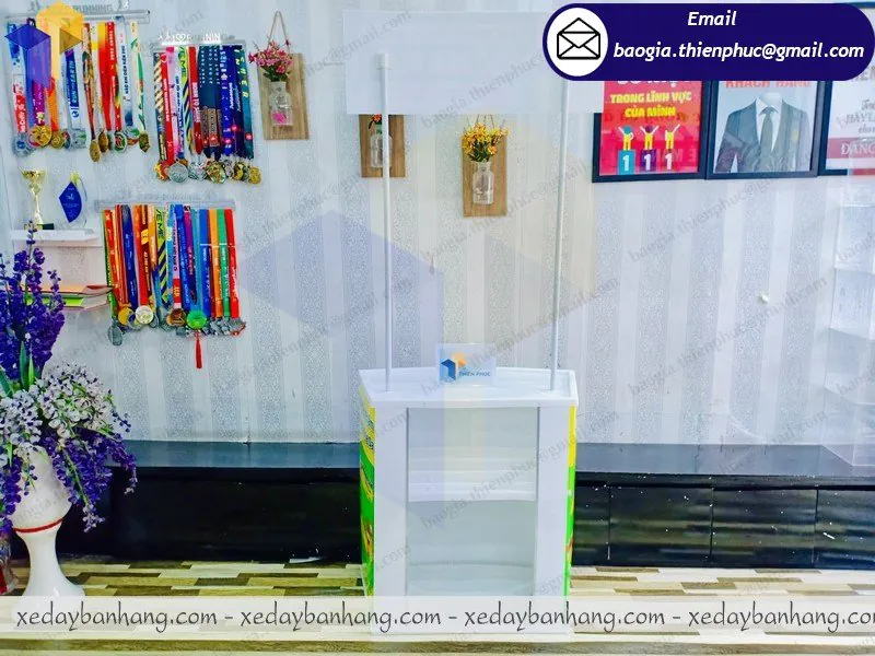 thiết kế booth nhựa bán mỹ phẩm theo yêu cầu