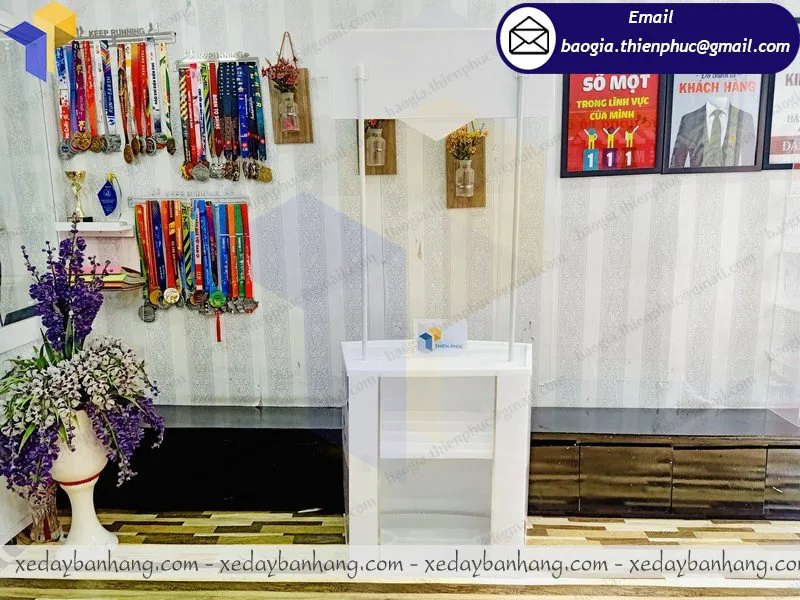 thiết kế booth nhựa mini bán hàng theo yêu cầu