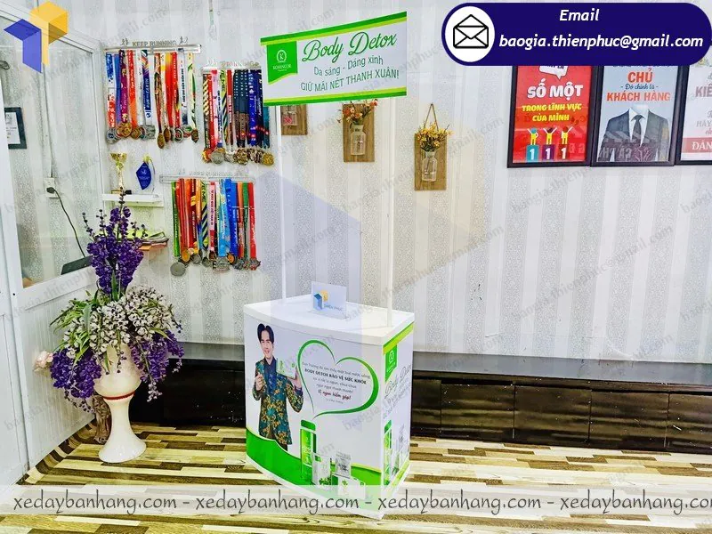 thiết kế booth nhựa sampling bán hàng