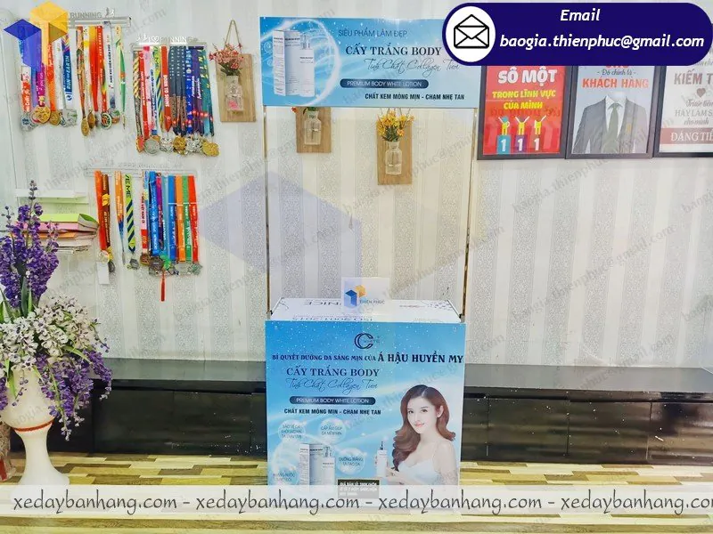 thiết kế booth sắt trưng bày mỹ phẩm