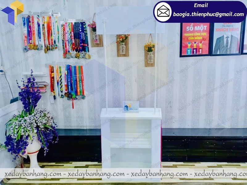 thiết kế kệ bán hàng lưu động