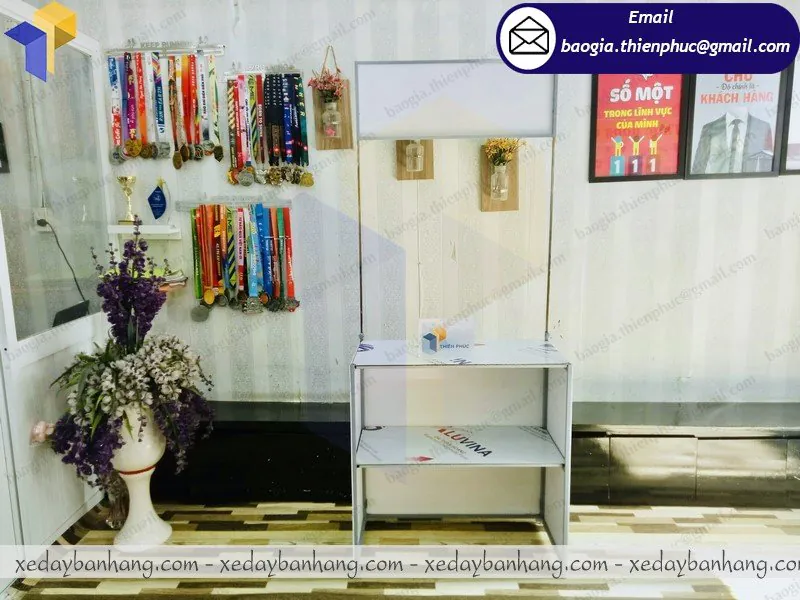 thiết kế kệ sắt quảng cáo thương hiệu giá rẻ
