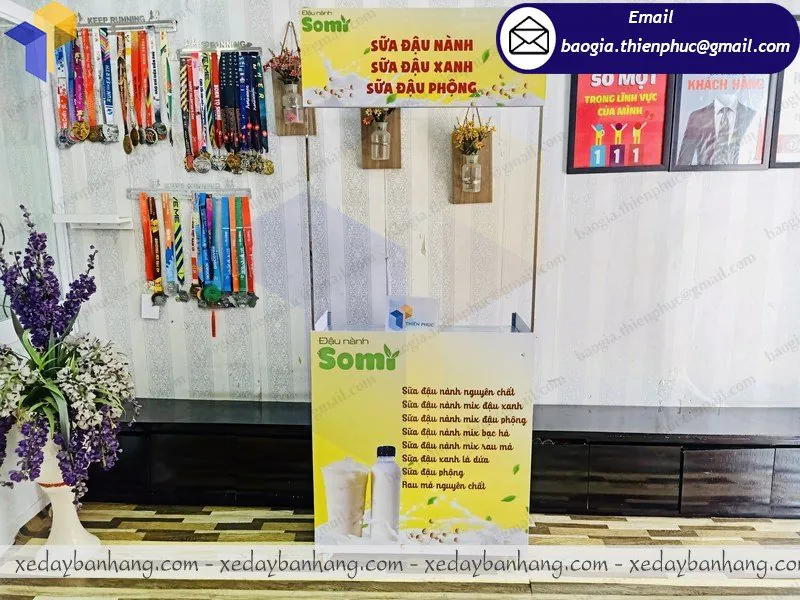 thiết kế quầy sampling bán sữa giá rẻ