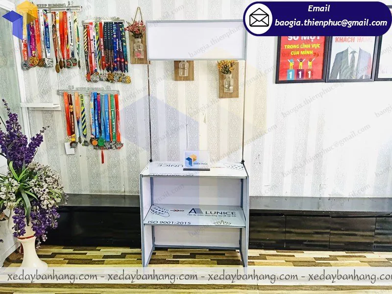 thiết kế quầy sampling sắt