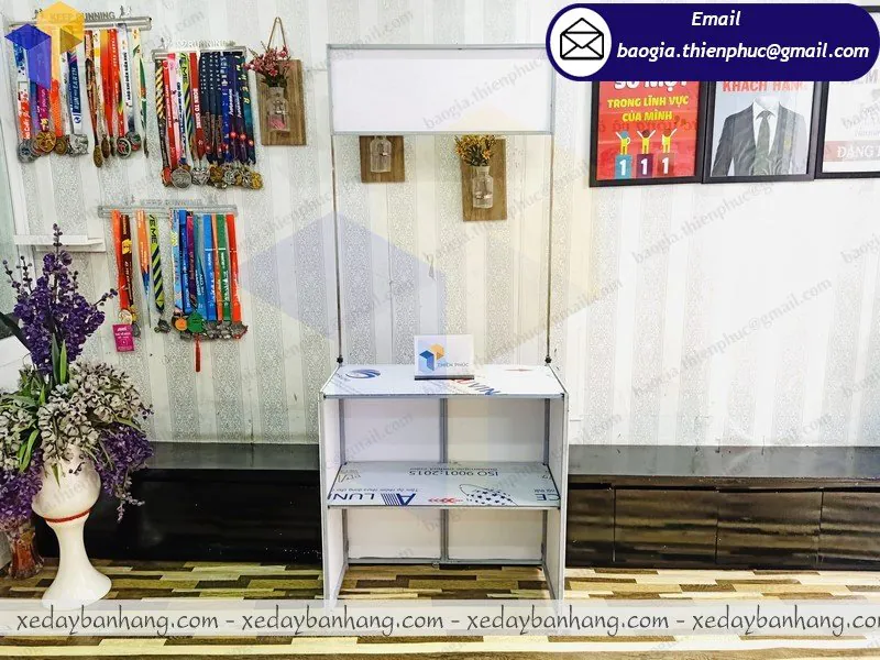 thiết kế quầy sắt sampling bán hàng
