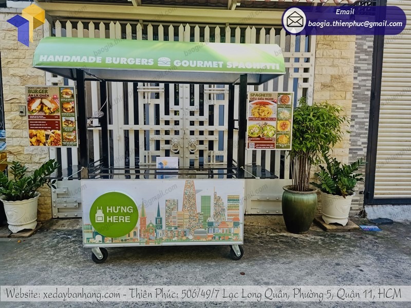 xe bán bánh mì kẹp thịt nướng
